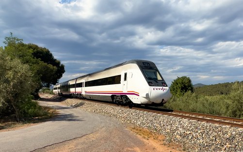 Un tren de Renfe para hablar del abono gratuito y el abono mensual bonificado