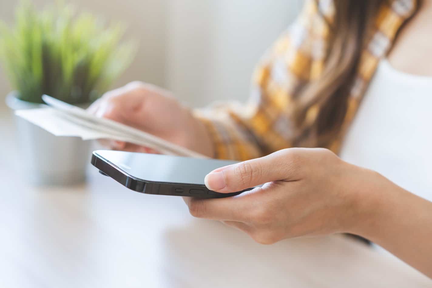 Mujer buscando aplicaciones para controlar sus gastos en el móvil