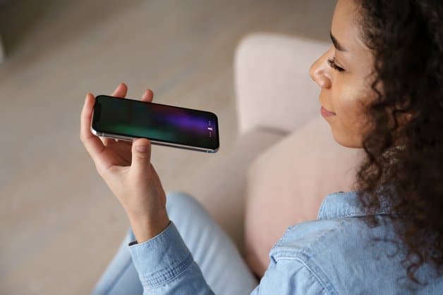 Persona utilizando la inteligencia artificial día a día en su dispositivo móvil