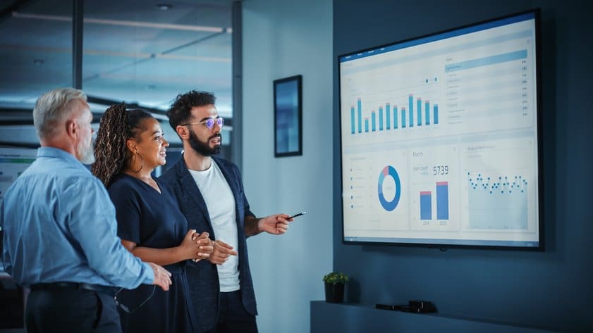 Inversores observando los datos que tienen de una empresa en la que están interesados, mirando el fondo de comercio