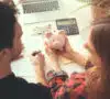 Pareja mirando una hucha, hablando sobre la infidelidad financiera
