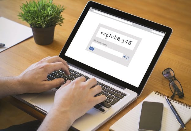 Persona tecleando el código CAPTCHA de una página web