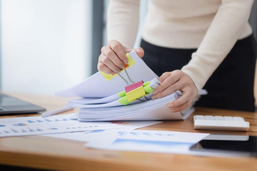 Persona buscando cuanto tiempo hay que guardar la declaración de la renta