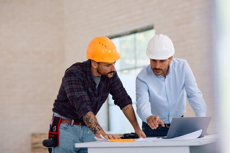 Arquitectos viendo cómo ahorrar en una reforma integral del hogar