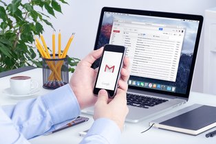 Persona buscando desde su móvil cómo liberar espacio en Gmail sin pagar por ello.