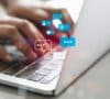 Manos sobre un teclado de portátil, haciendo uso del poder de las redes sociales para las empresas