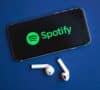 Imagen de un móvil con Spotify ilustrando la relación de la plataforma con posibles virus