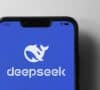 Pantalla de móvil mostrando el logo de la IA DeepSeek