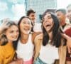 Jóvenes disfrutando gracias al Bono Cultural Joven español