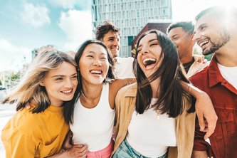 Jóvenes disfrutando gracias al Bono Cultural Joven español
