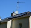 Imagen de una fachada de una casa con placas solares para practicar el autoconsumo