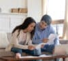 Pareja mujer y hombre mirando los beneficios del salario emocional en un portátil