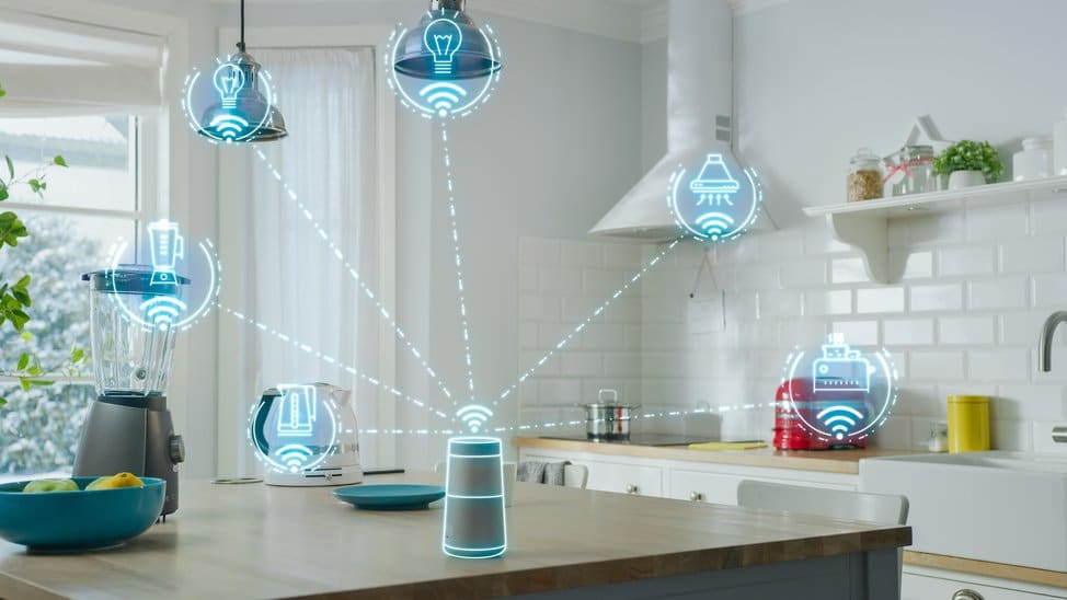 Cocina con variedad de dispositivos IoT en el hogar