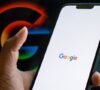 Mano sujetando un móvil con Google en pantalla