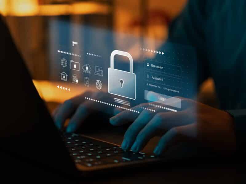 Imagen con un candado para reflejar la importancia de seguridad de datos